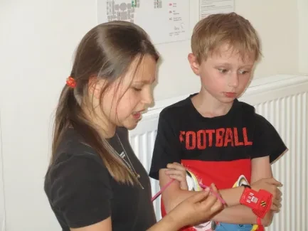 Škola v přírodě 1. A, 2. B, 4. A - Broumov (část 1)