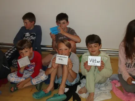 Škola v přírodě 1. A, 2. B, 4. A - Broumov (část 1)