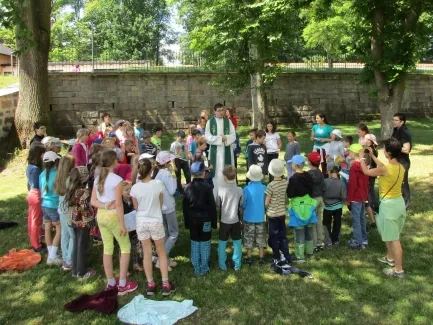 Škola v přírodě 1. A, 2. B, 4. A - Broumov (část 1)