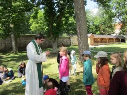 Škola v přírodě 1. A, 2. B, 4. A - Broumov (část 1)