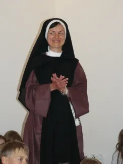 Škola v přírodě 1. A, 2. B, 4. A - Broumov (část 1)