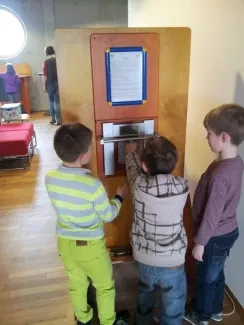 ŠD druháků na výstavě Hry a klamy ve vědecké knihově