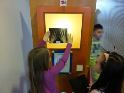 ŠD druháků na výstavě Hry a klamy ve vědecké knihově