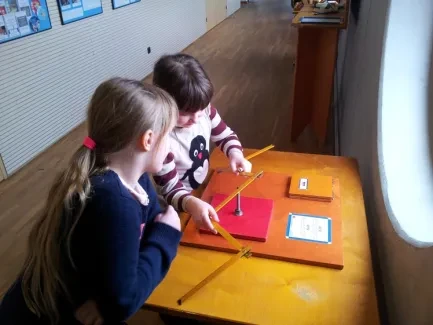 ŠD druháků na výstavě Hry a klamy ve vědecké knihově