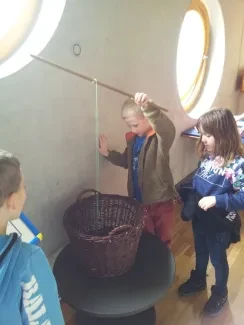 ŠD druháků na výstavě Hry a klamy ve vědecké knihově