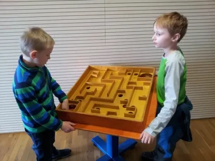 ŠD druháků na výstavě Hry a klamy ve vědecké knihově