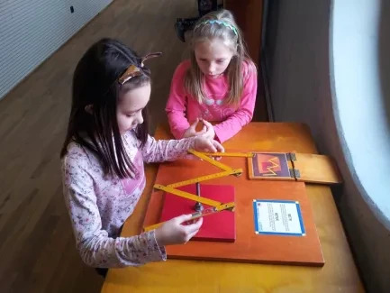 ŠD druháků na výstavě Hry a klamy ve vědecké knihově