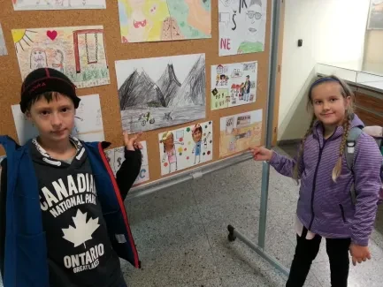 Na vernisáži, družina třeťáků