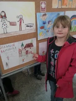 Na vernisáži, družina třeťáků