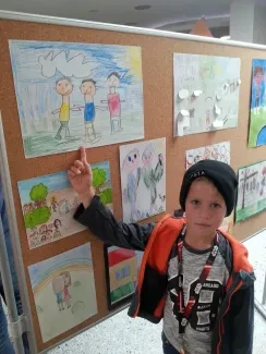 Na vernisáži, družina třeťáků