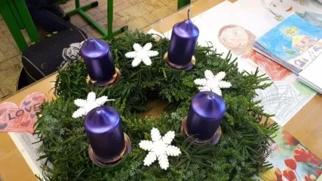 Žehnání adventního věnce_3. A a 7. B
