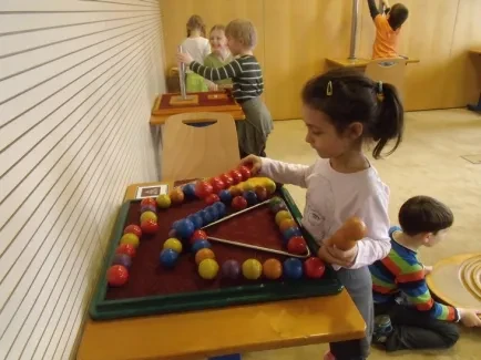 ŠD prvňáků na výstavě Hry a klamy ve vědecké knihovně