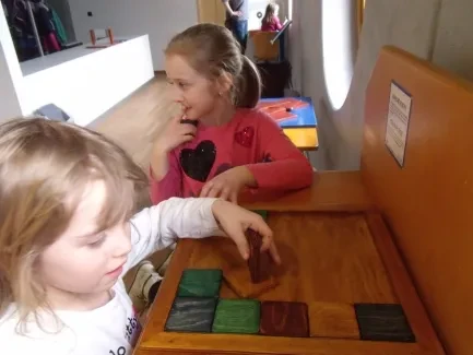 ŠD prvňáků na výstavě Hry a klamy ve vědecké knihovně