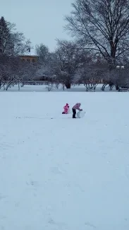 Hrátky na sněhu v družině prvňáčků