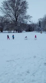 Hrátky na sněhu v družině prvňáčků