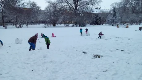 Hrátky na sněhu v družině prvňáčků
