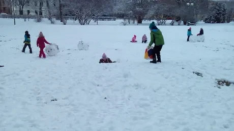 Hrátky na sněhu v družině prvňáčků