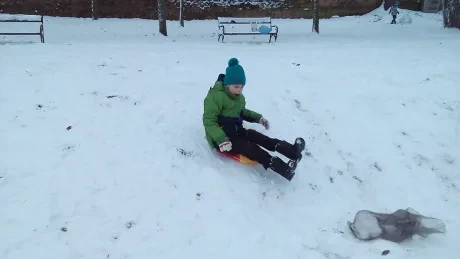 Hrátky na sněhu v družině prvňáčků