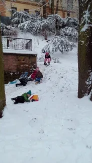 Hrátky na sněhu v družině prvňáčků
