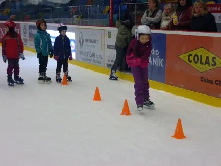 Bruslíme a hrajeme na ledě