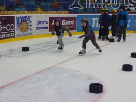 Bruslíme a hrajeme na ledě