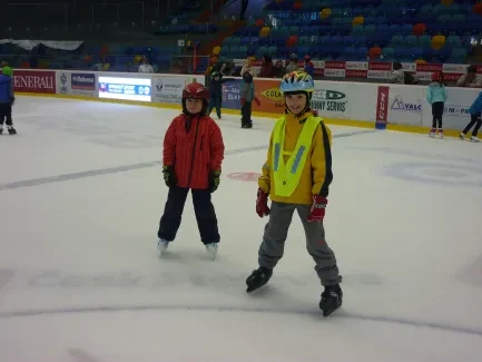 Bruslíme a hrajeme na ledě