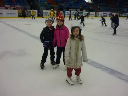 Bruslíme a hrajeme na ledě