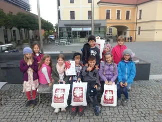 Na vernisáži, družina třeťáků